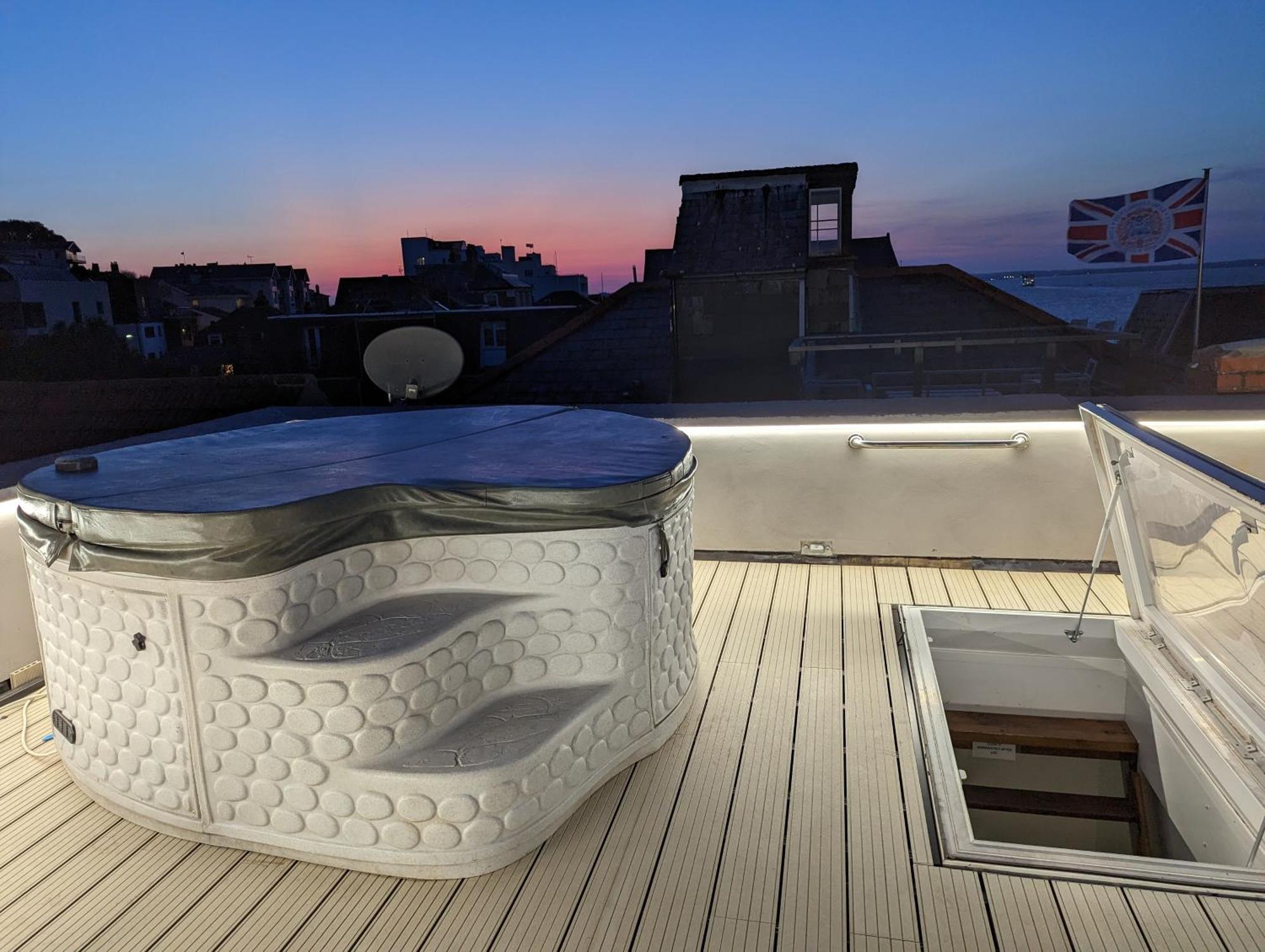 Seafarer'S View - 6 Bedroom Townhouse In Cowes, Parking & Seaviews. 카우즈 외부 사진